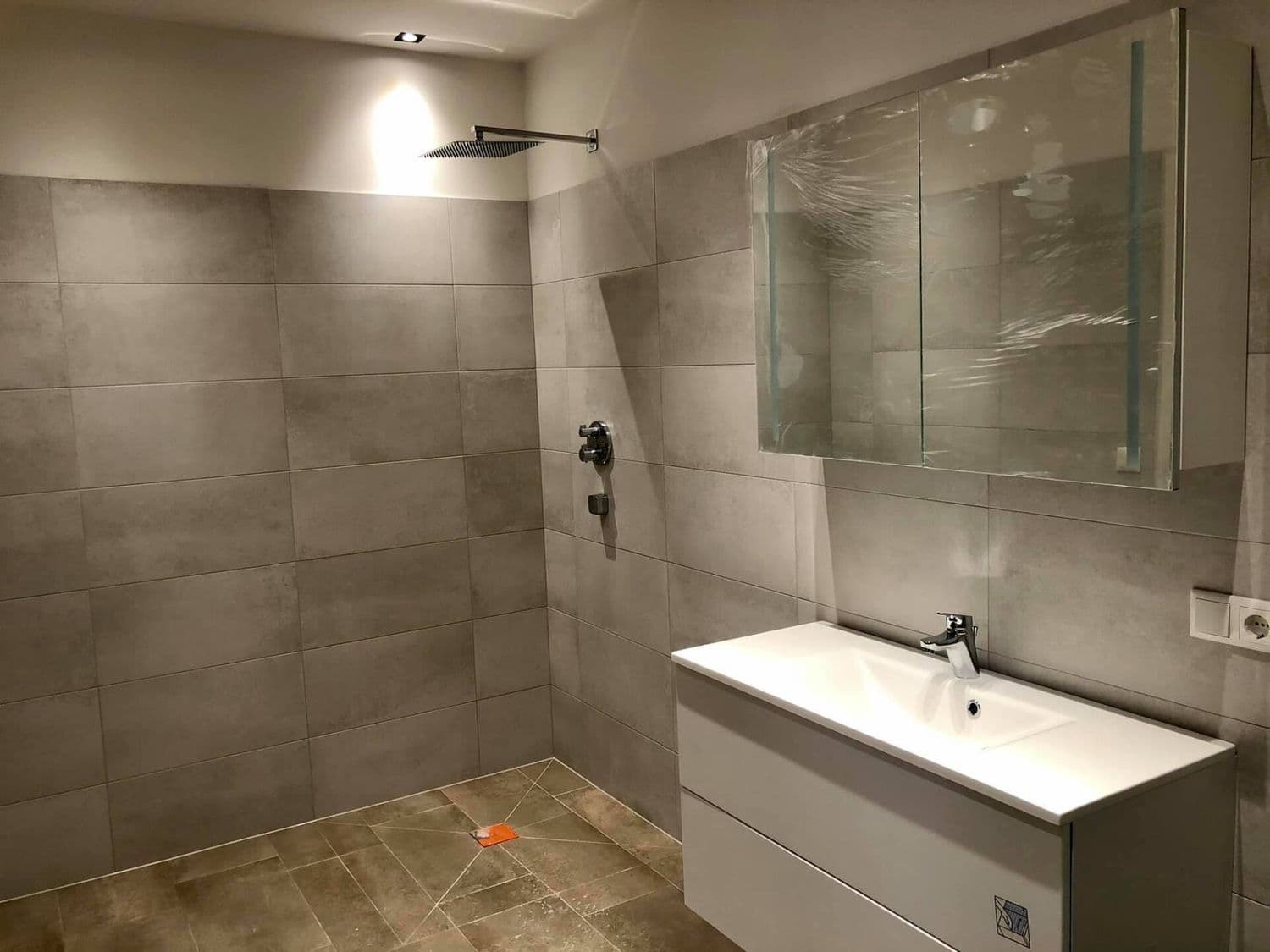 Modern saniertes Badezimmer mit bodengleicher Dusche