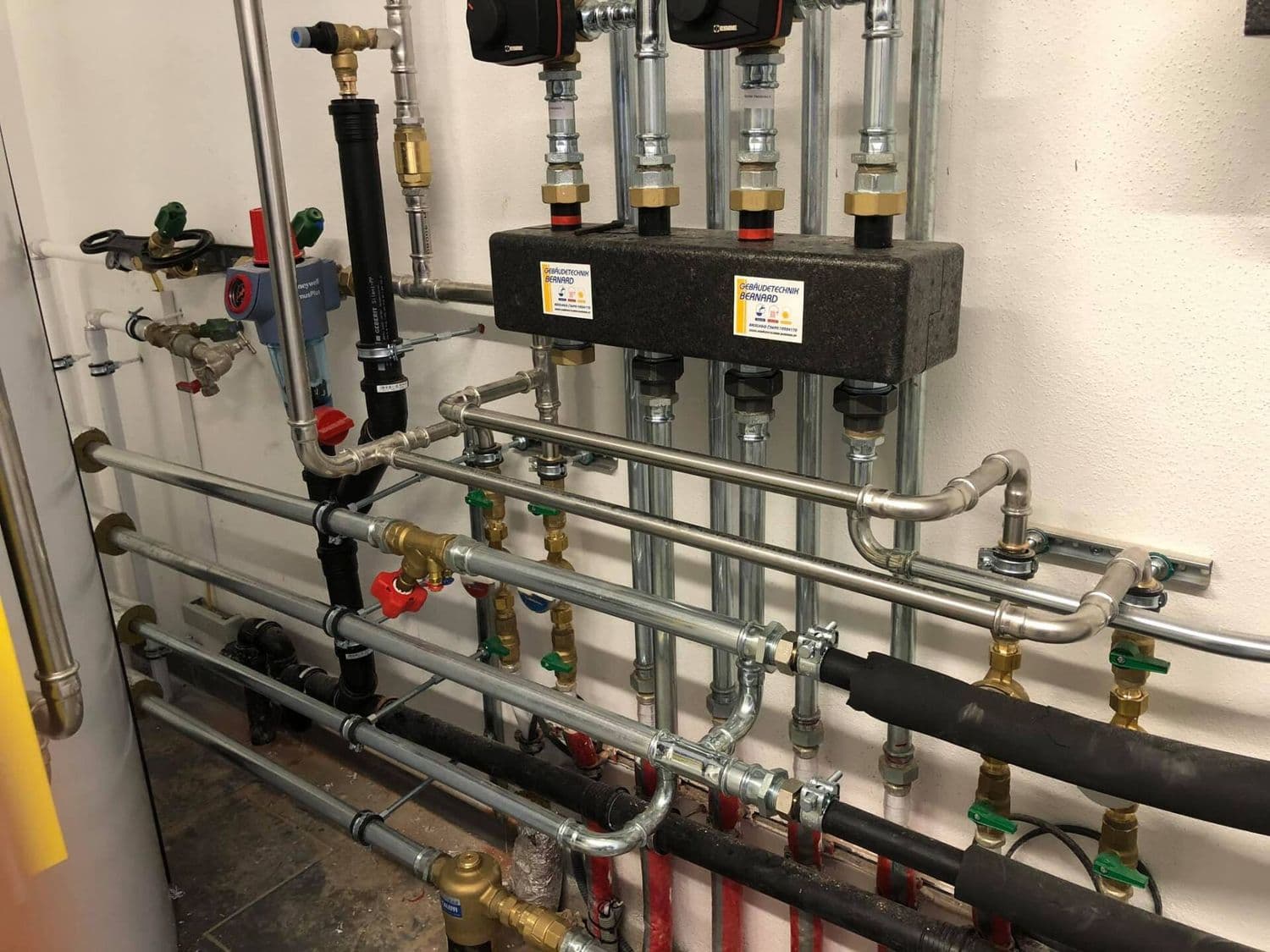 Sauber ausgeführte Heizungsinstallation mit Bernard-Beschriftung