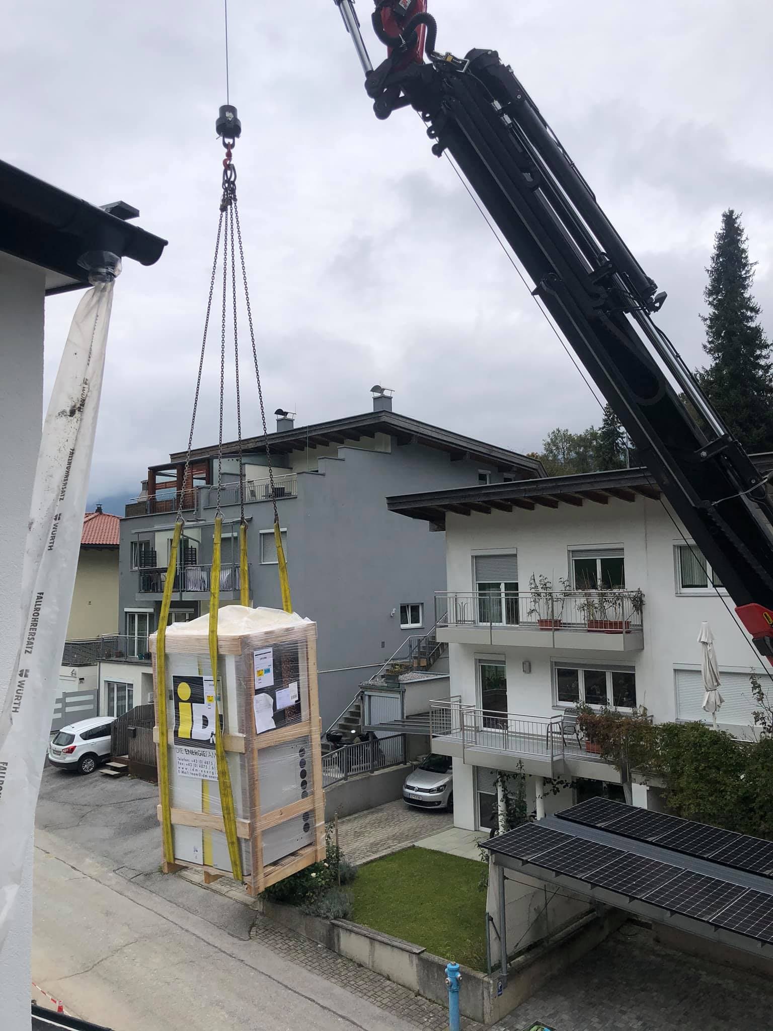 Wärmepumpe per Kran gesetzt