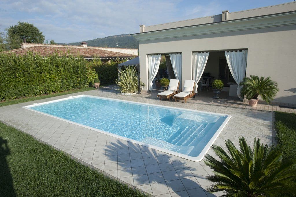 Gartenpool mit Sonnenterrasse
